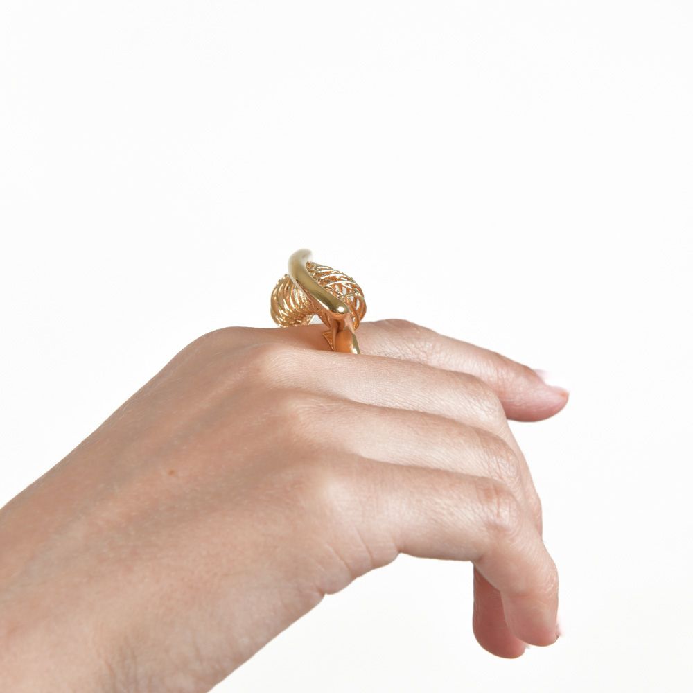 Anillo con diseño escultural curvado