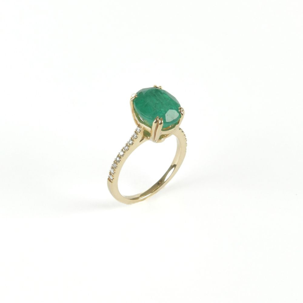 Anillo con esmeralda y diamantes laterales