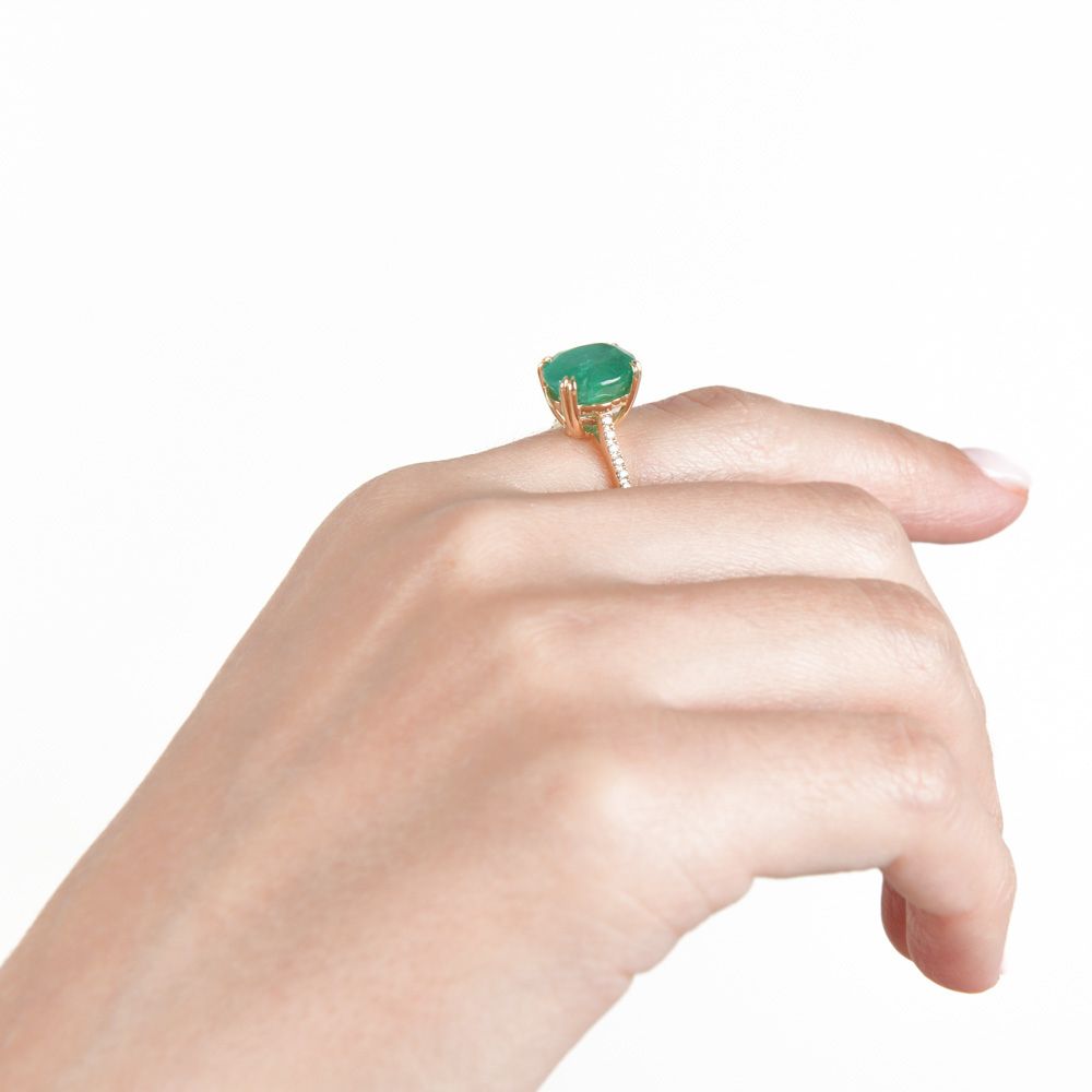 Anillo con esmeralda y diamantes