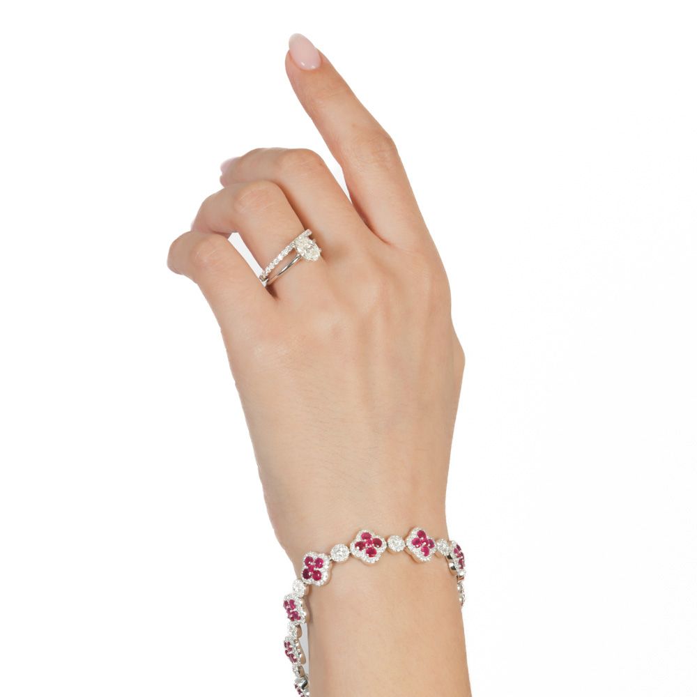 Brazalete diseño de flor con rubí y diamantes