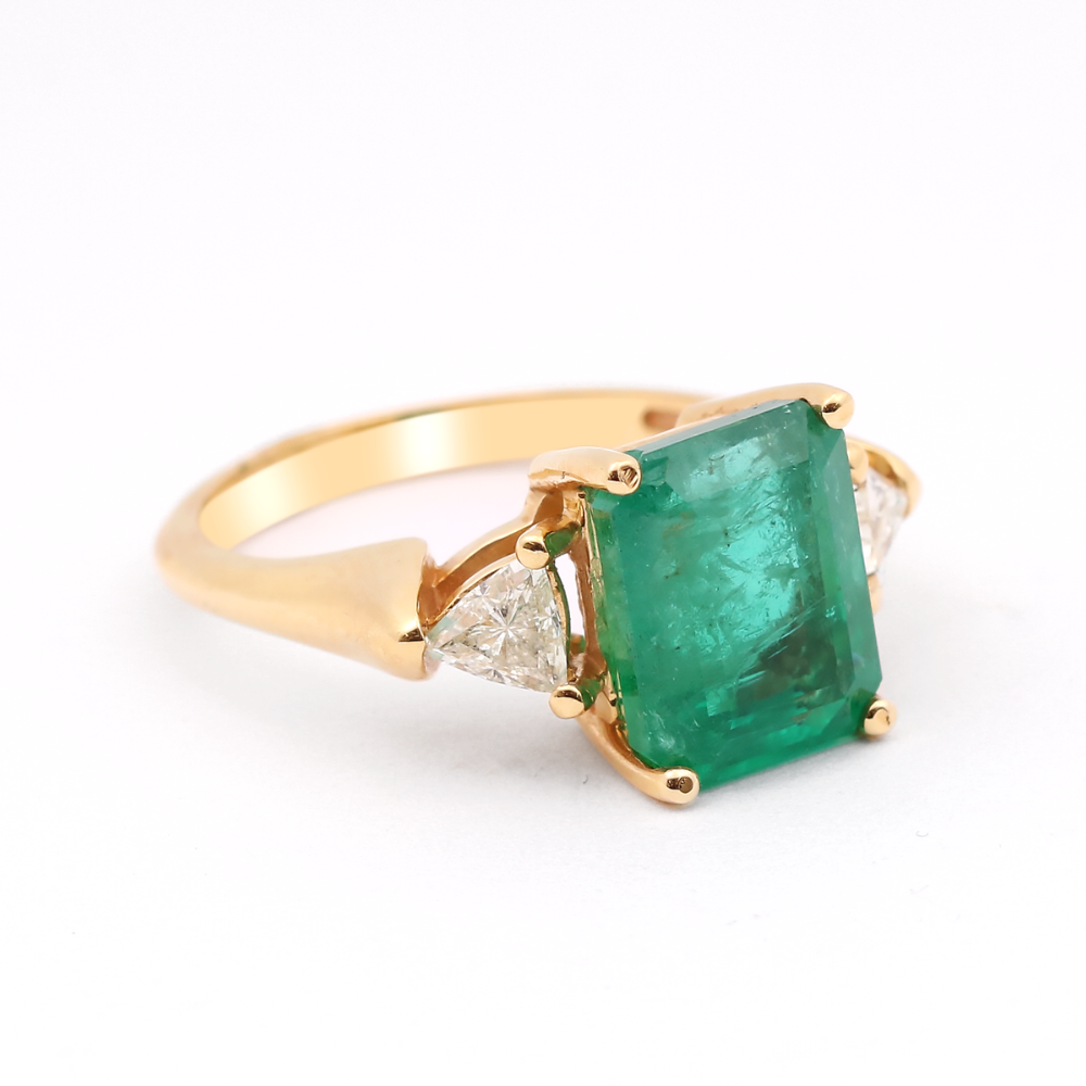 Anillo con esmeralda y diamantes
