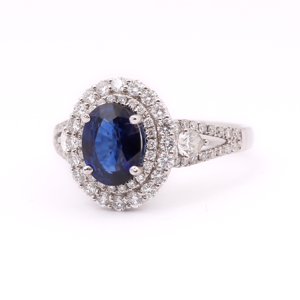 Anillo con zafiro y doble halo de diamantes