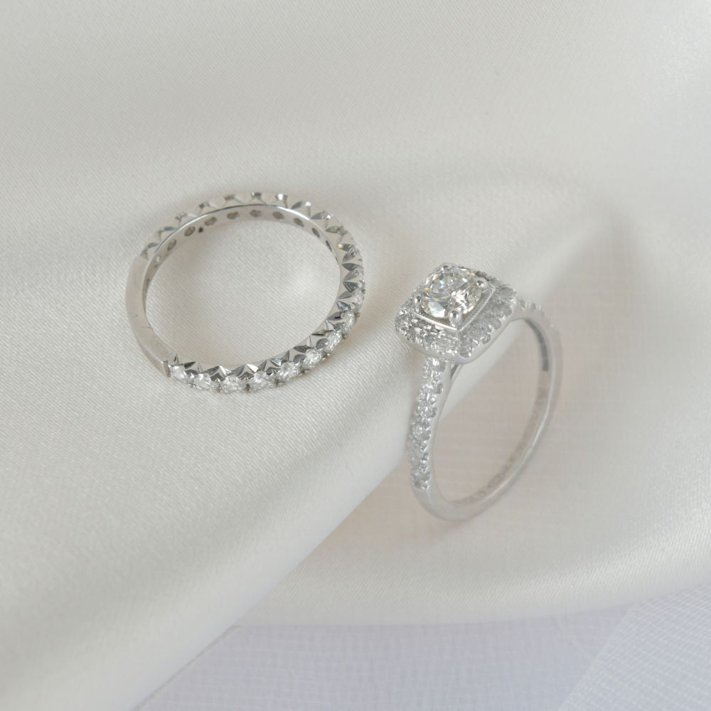 Anillo de compromiso con diamante central 0.59 ct corte brillante y diamantes laterales