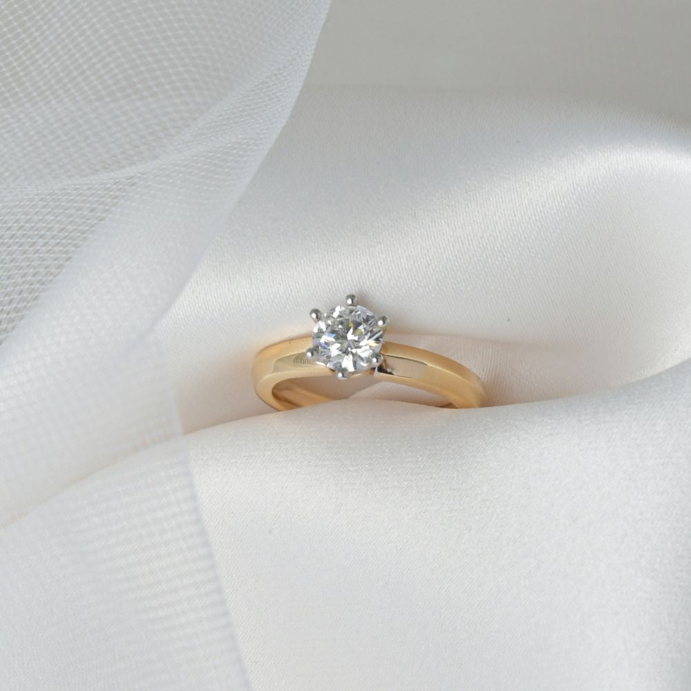 Anillo de compromiso solitario con diamante lab-grown central 0.91 ct corte oval