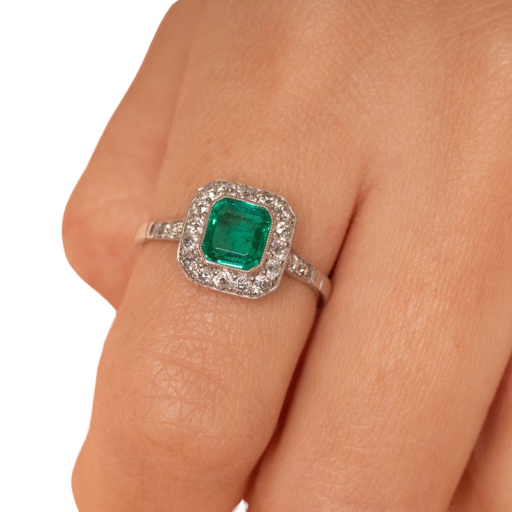 Anillo con esmeralda y diamantes