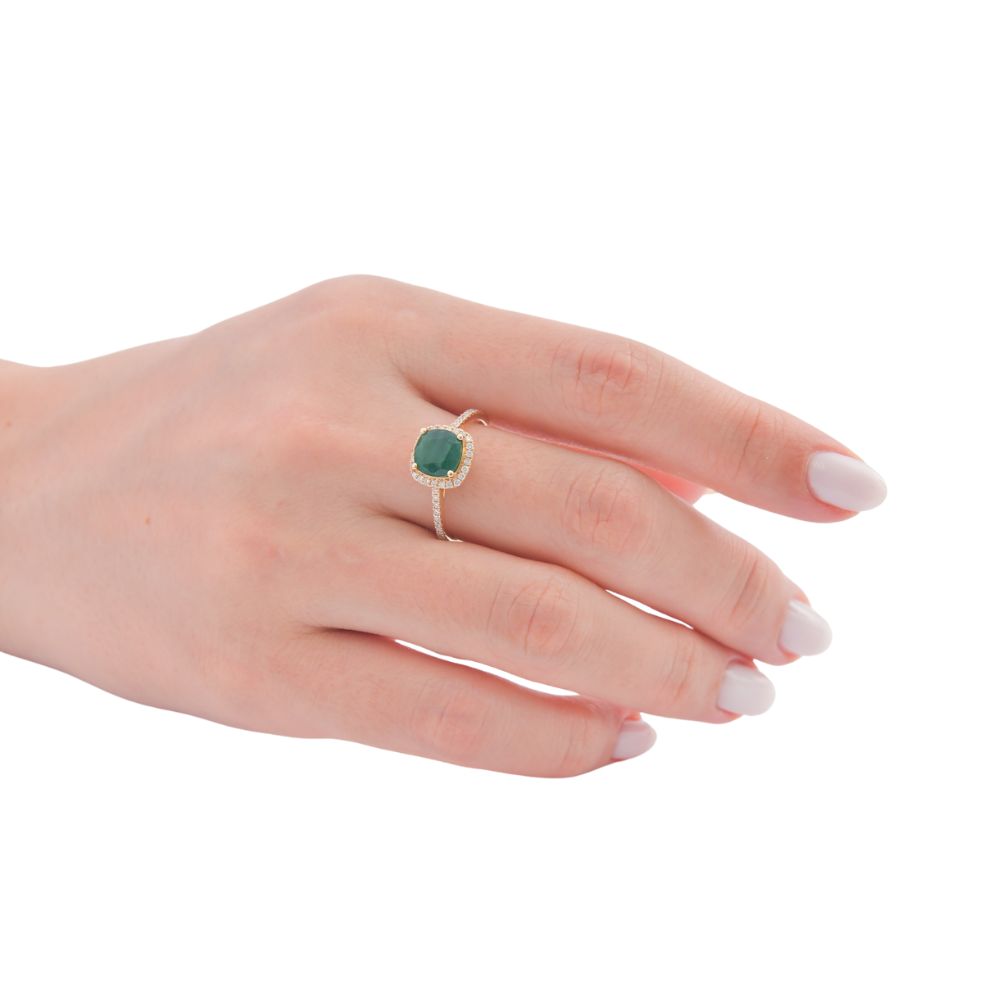 Anillo con esmeralda y diamantes laterales