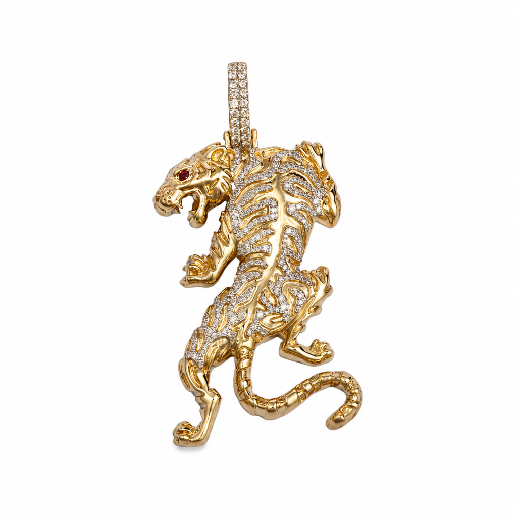 Dije con diseño de pantera con diamantes