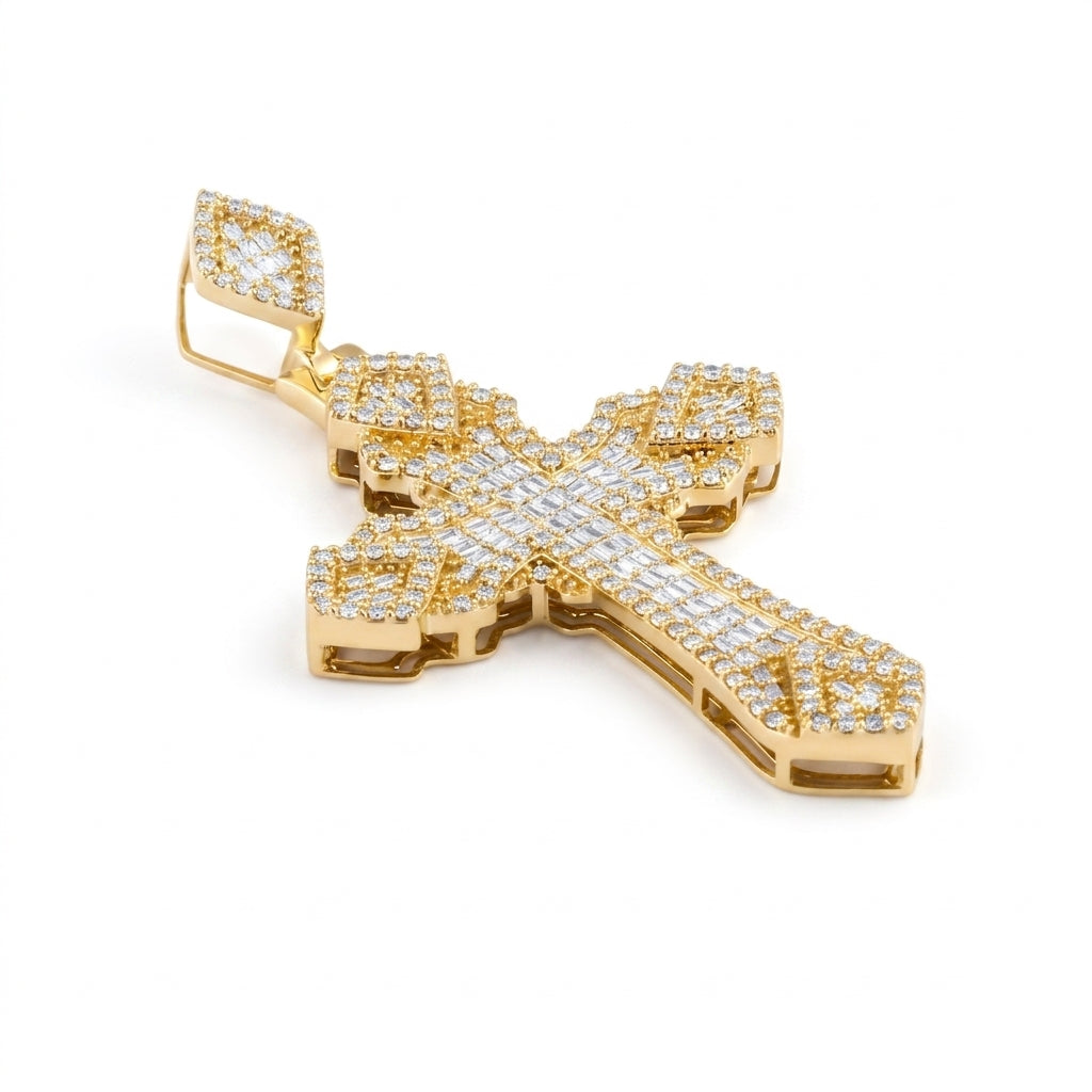 Dije con diseño de cruz y diamantes