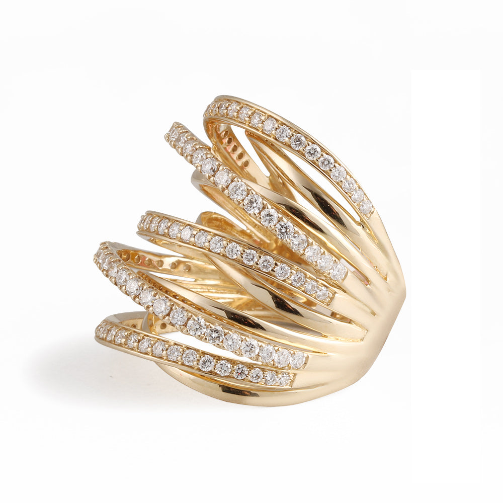 Anillo diseño entrelazado con diamantes en oro amarillo