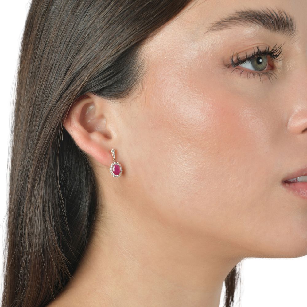 Aretes con rubí y halo de diamantes