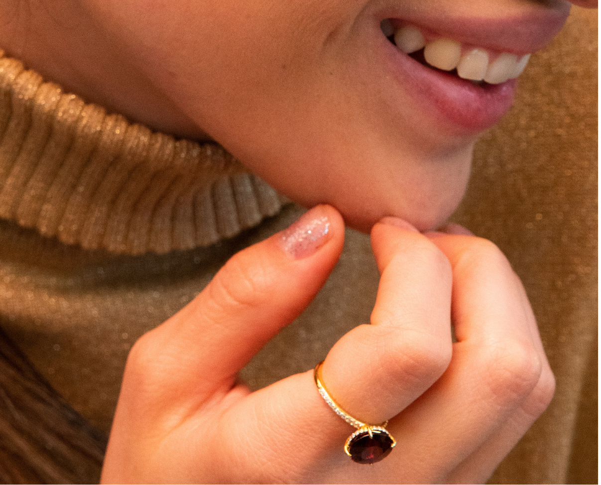 Anillo con granate y diamantes