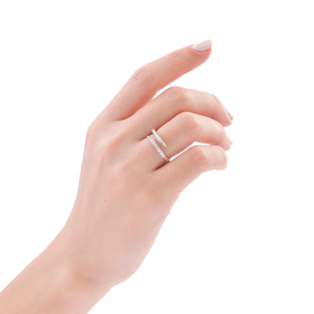 Anillo diseño cruzado con diamantes