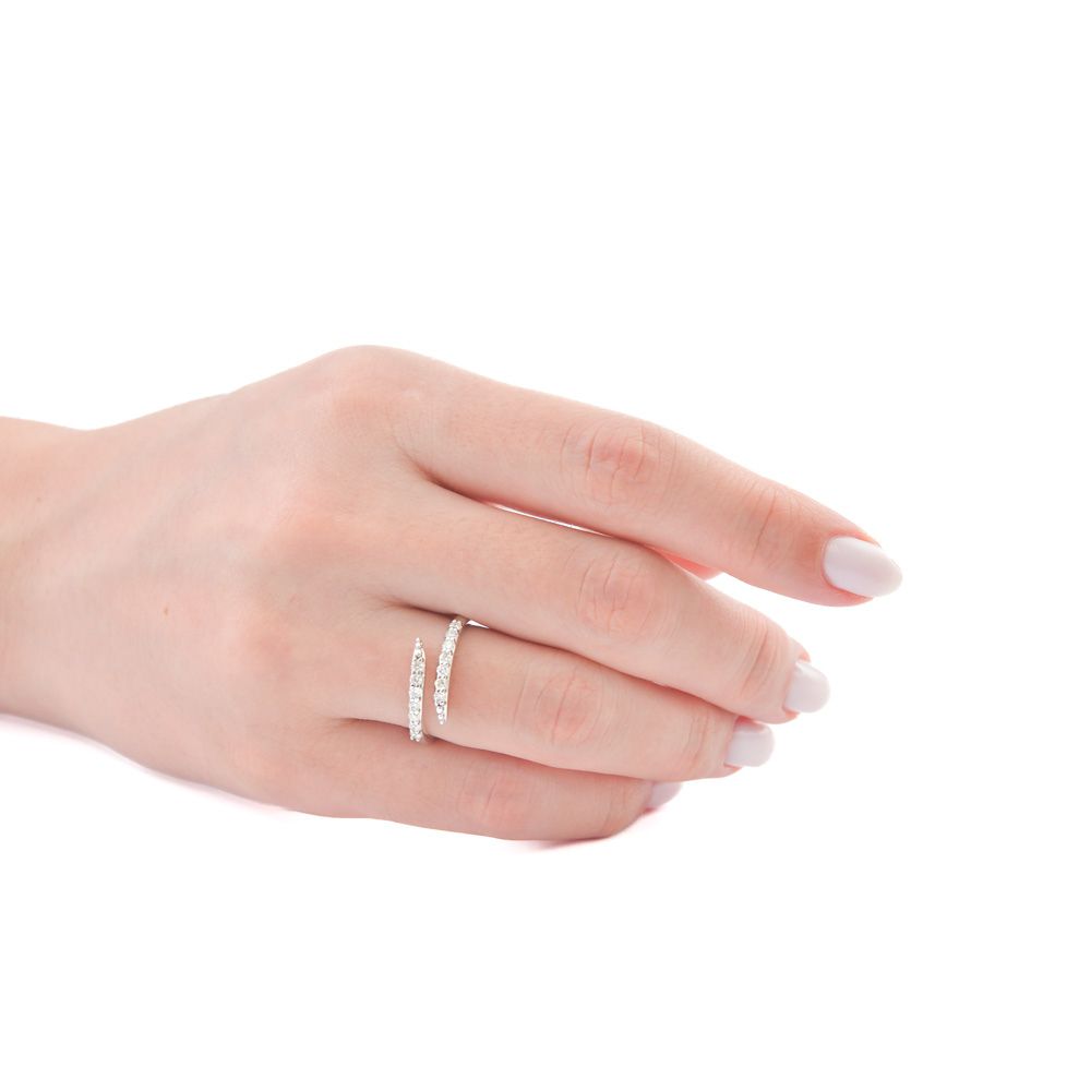 Anillo diseño cruzado con diamantes