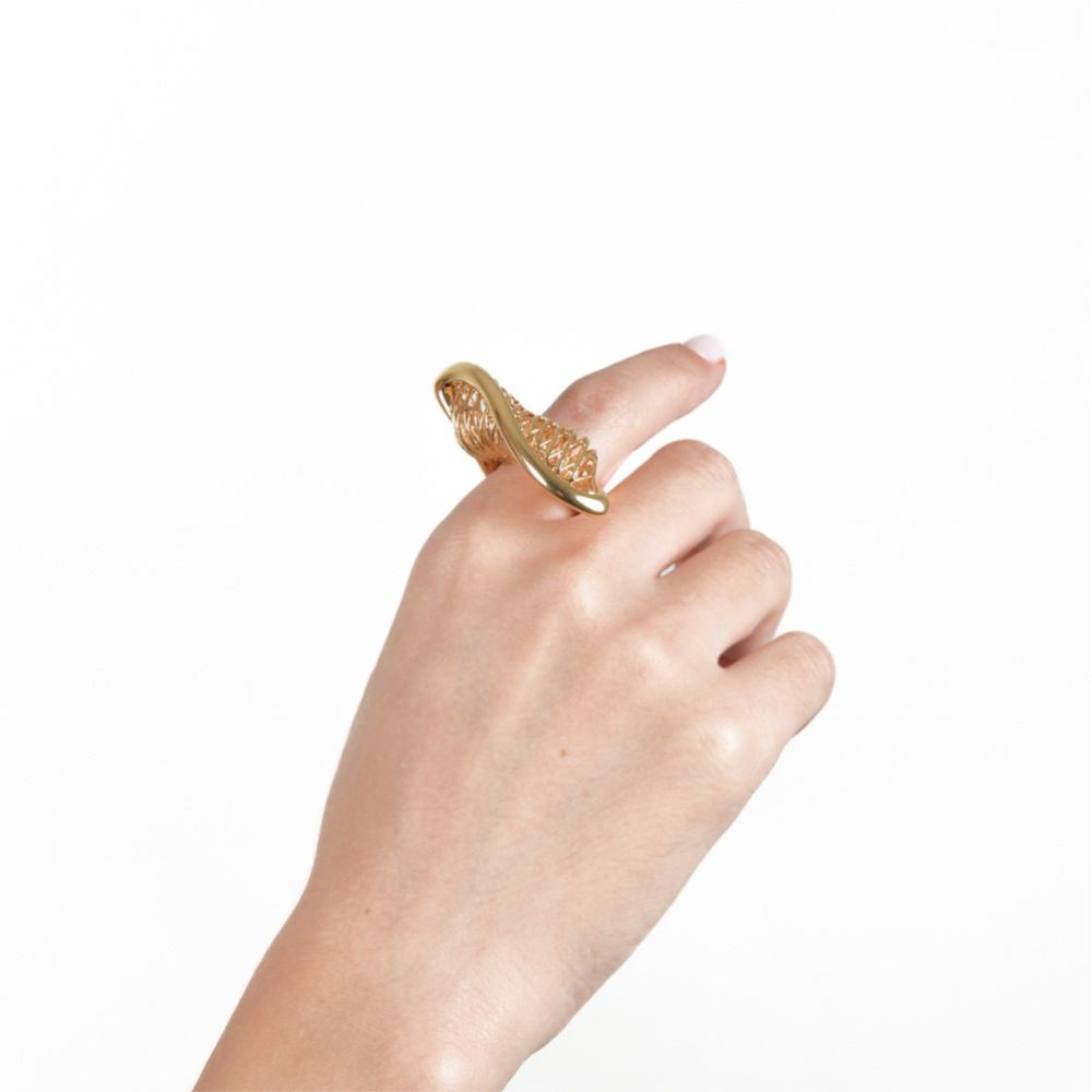 Anillo diseño escultural dorado Cesta Filigrana