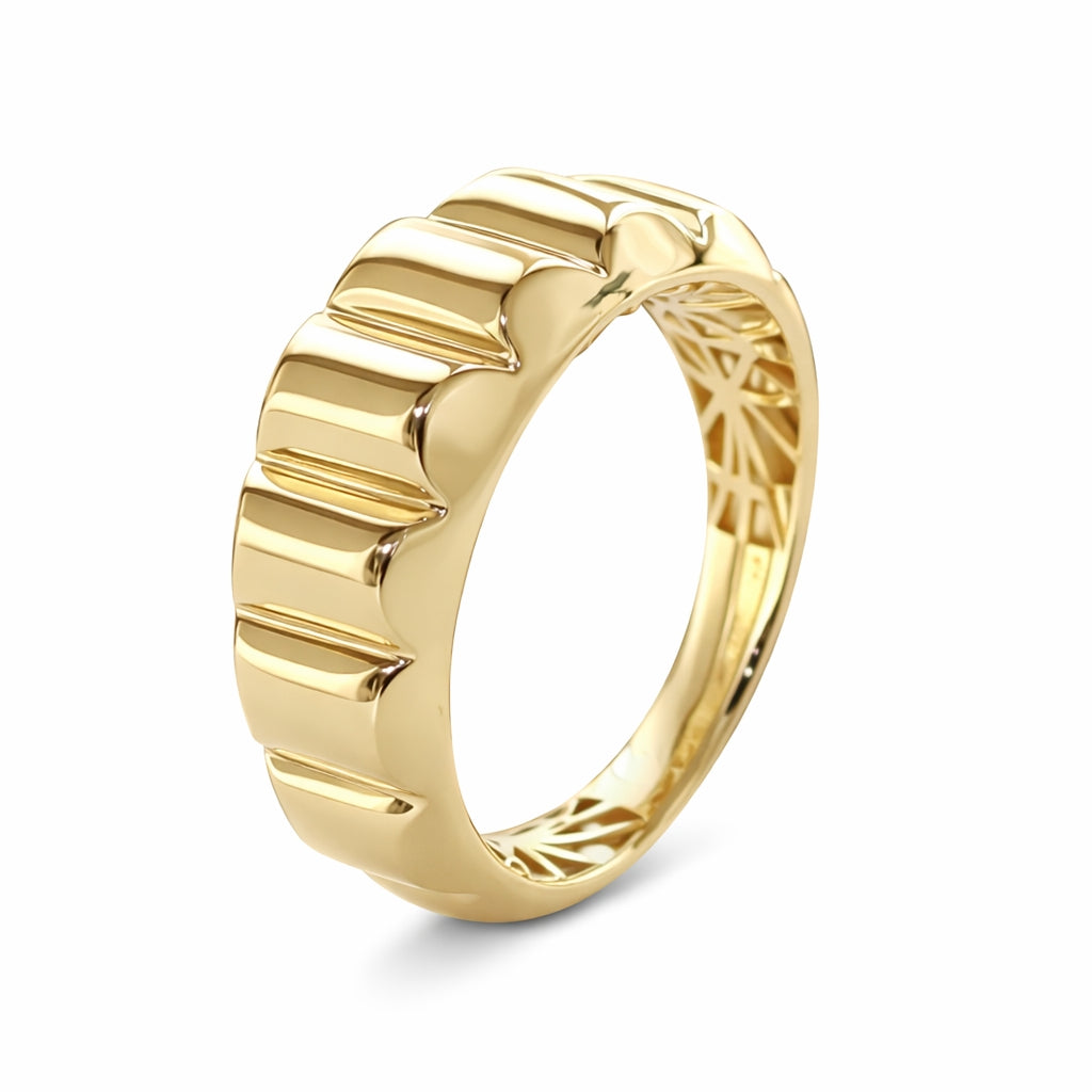 Anillo de oro amarillo con diseño de relieves acanalados