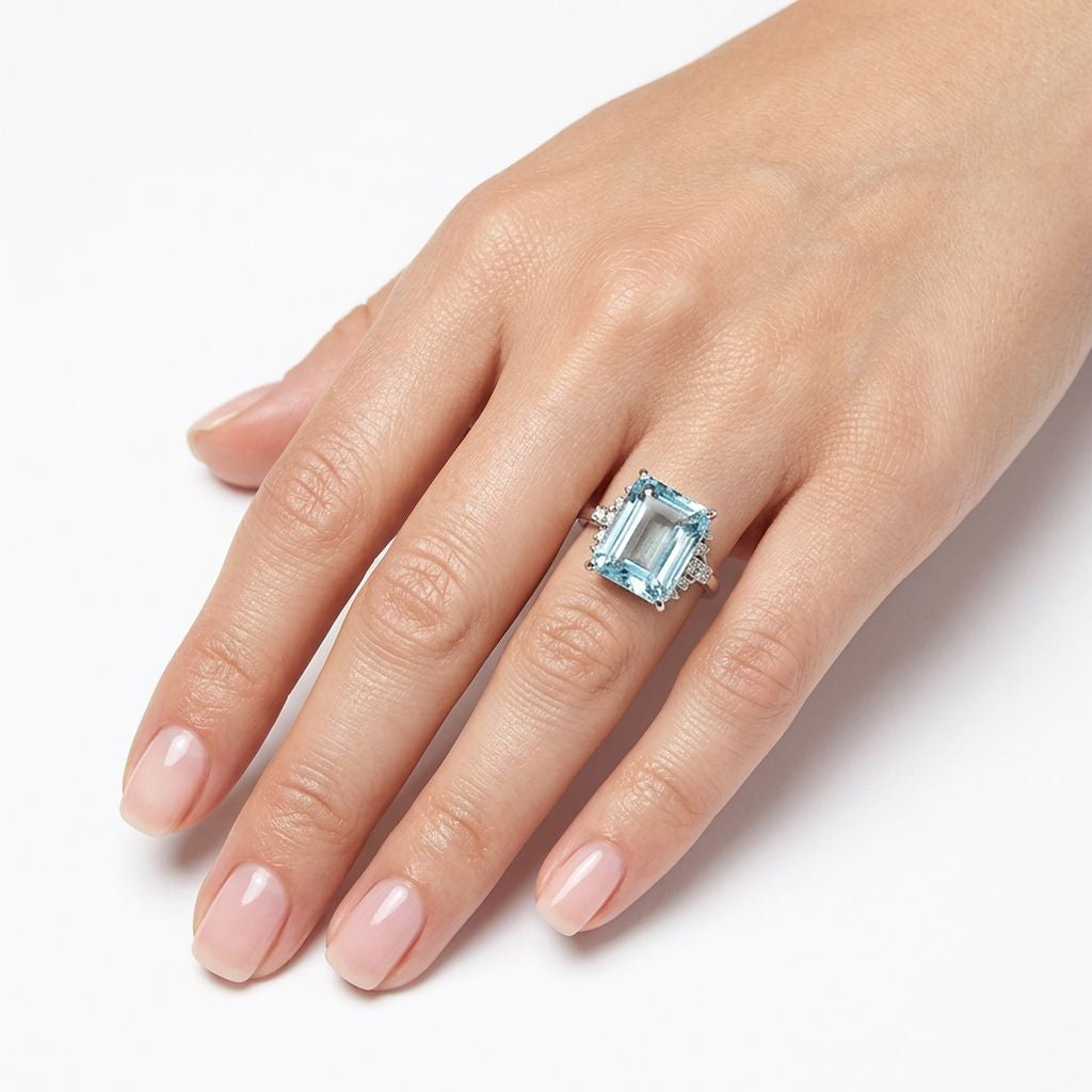 Anillo de platino con aguamarina y diamantes