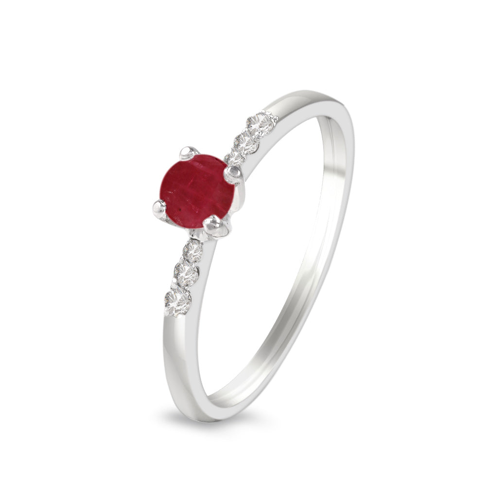Anillo con rubí y diamantes laterales