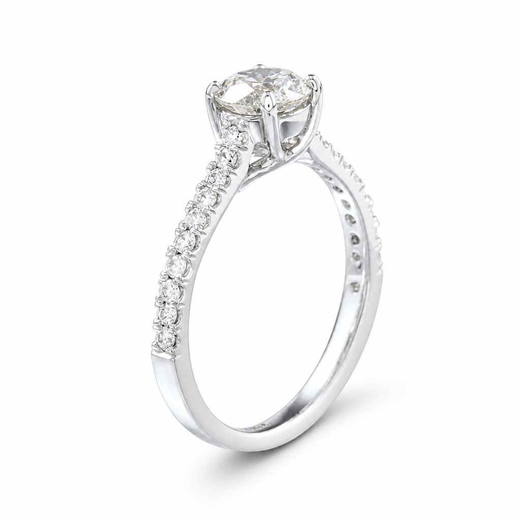 Anillo de compromiso con diamante central 0.80 ct y diamantes laterales