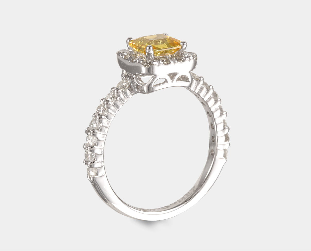 Anillo con zafiro amarillo y halo de diamantes