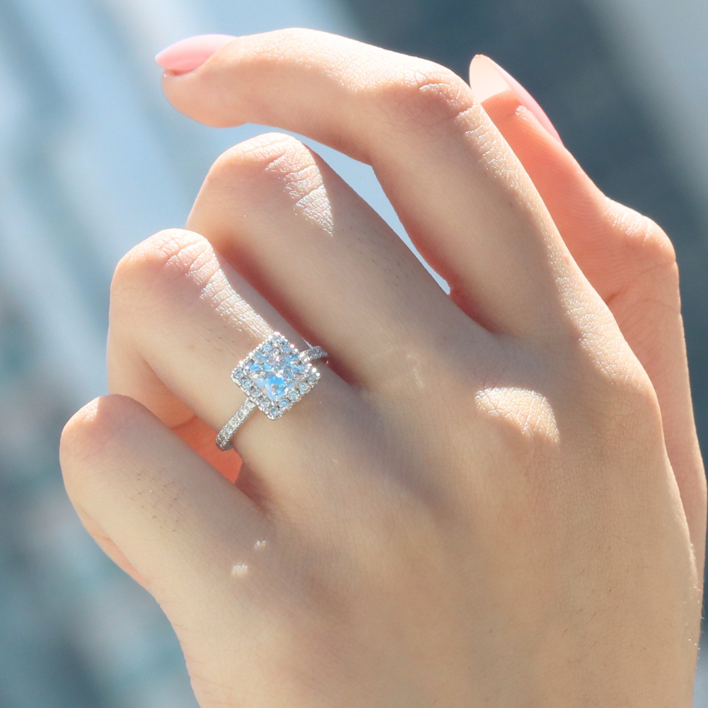 Anillo de compromiso con diamante central lab-grown 1.27 ct  y diamantes laterales