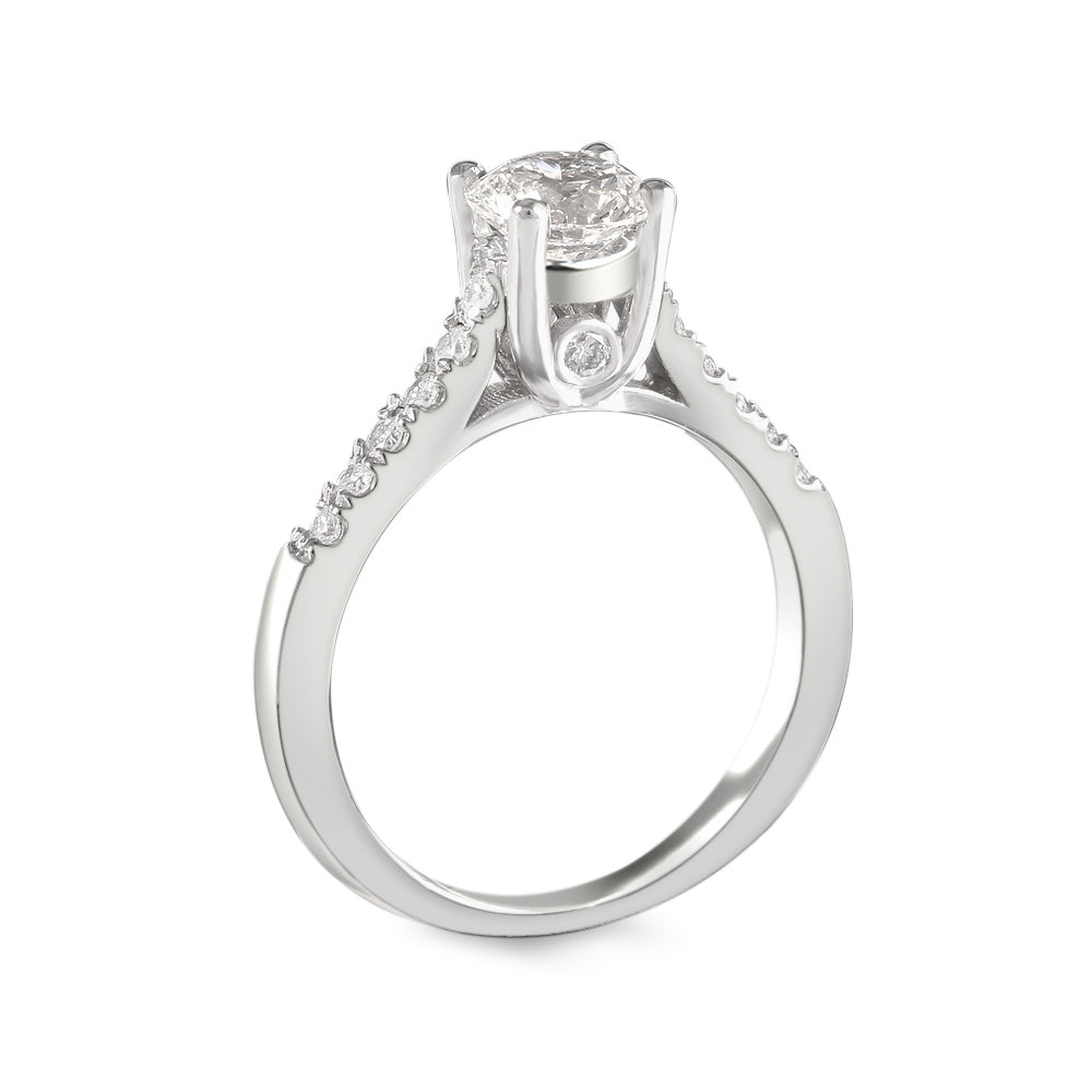 Anillo de compromiso con diamante central 0.81 ct corte brillante y diamantes laterales