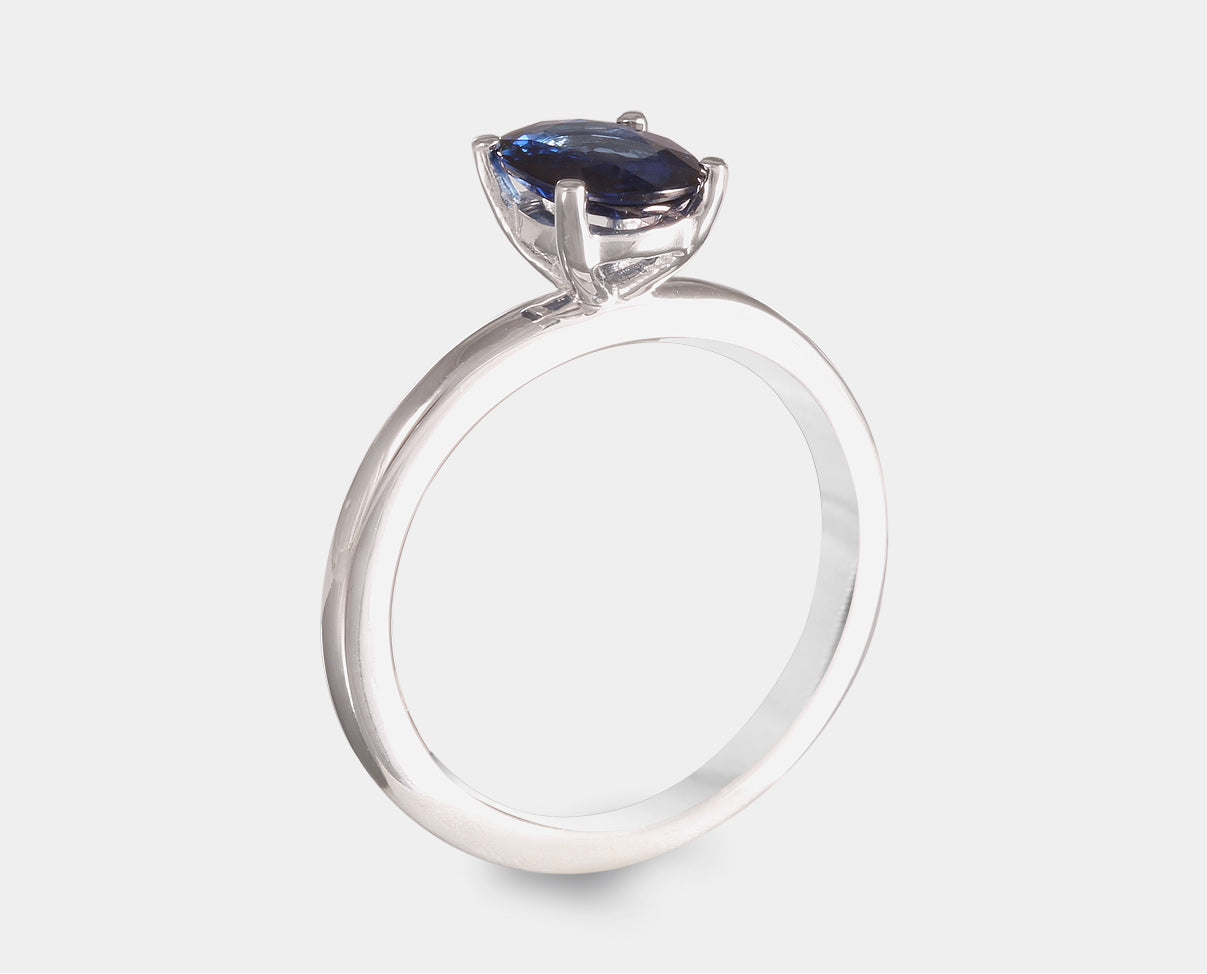 Anillo solitario estilo clásico con zafiro lab-grown