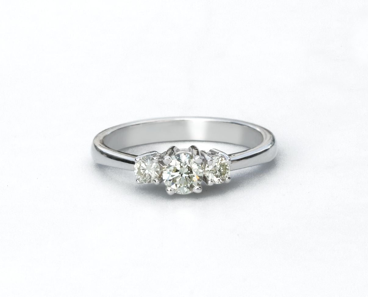 Anillo de compromiso con diamante central 0.32 ct y diamantes laterales