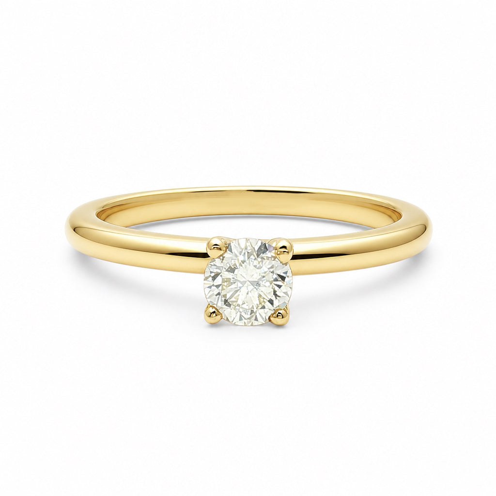 Anillo de compromiso solitario con diamante lab-grown en oro amarillo