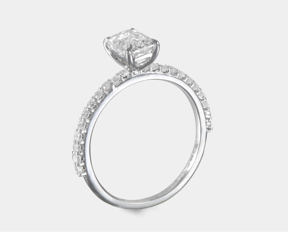 Anillo de compromiso con diamante de laboratorio corte esmeralda