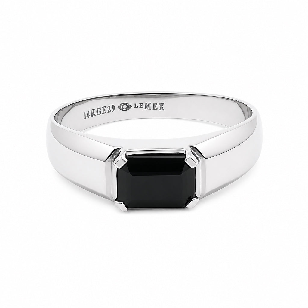 Anillo con diseño rectangular con espinela negra