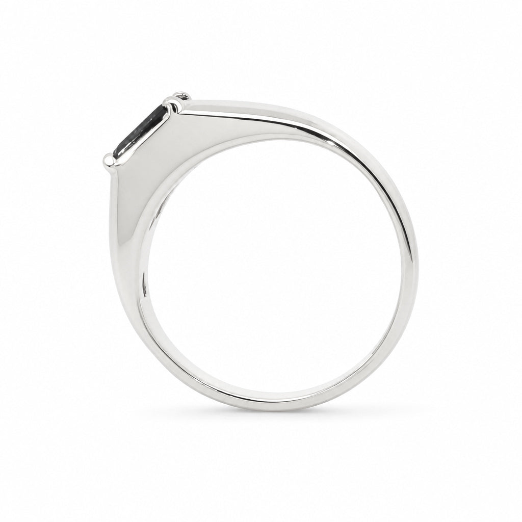 Anillo con diseño rectangular con zafiro