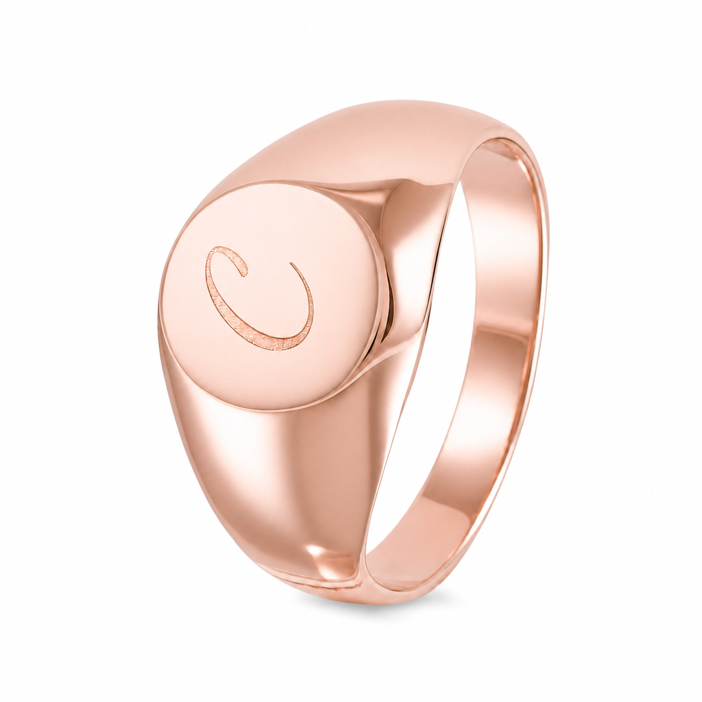 Anillo de hombre en oro rosa de 10k con grabado personalizado de inicial