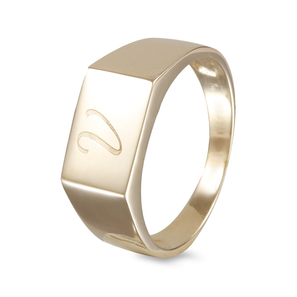 Anillo con grabado personalizado de inicial