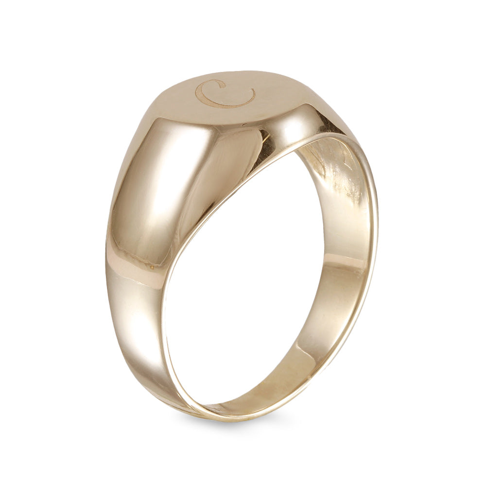 Anillo con grabado personalizado de inicial