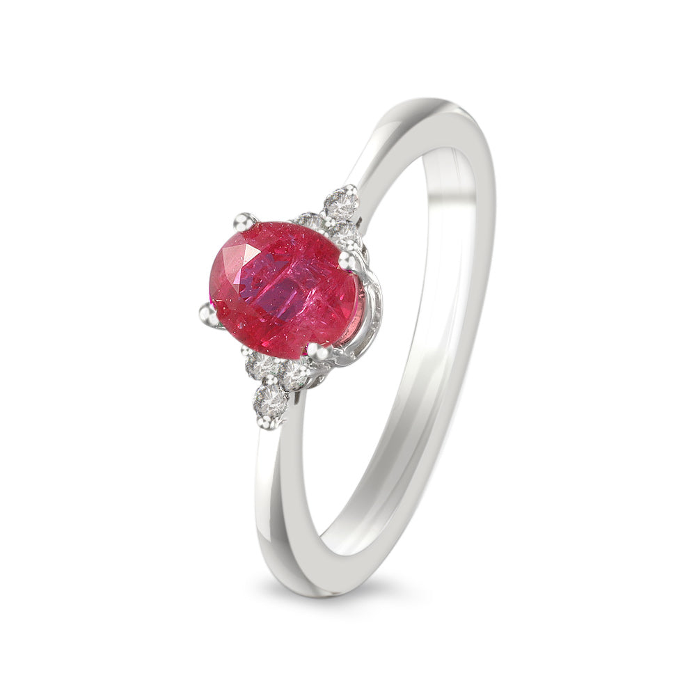 Anillo con rubí y diamantes laterales