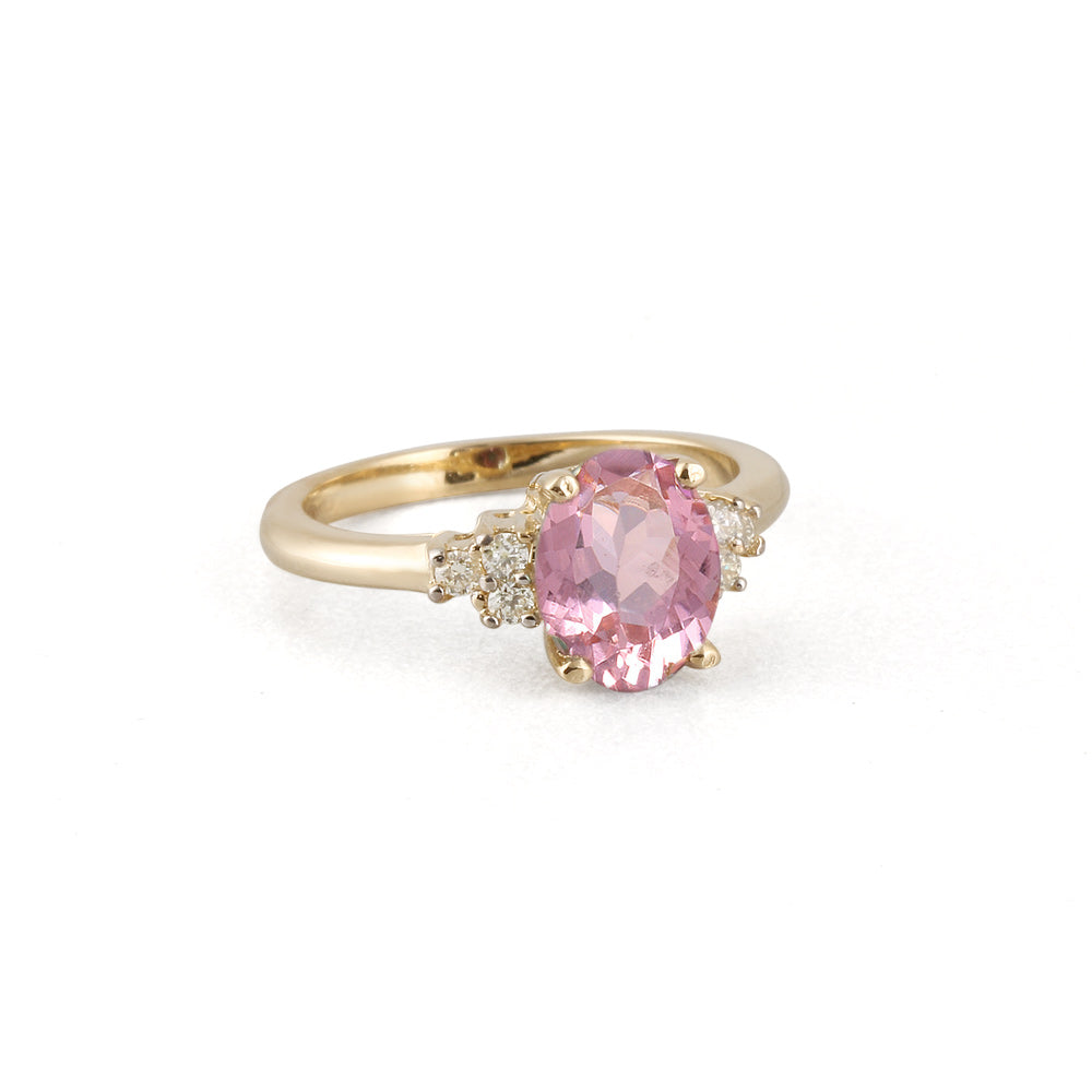 Anillo con turmalina rosa y diamantes laterales