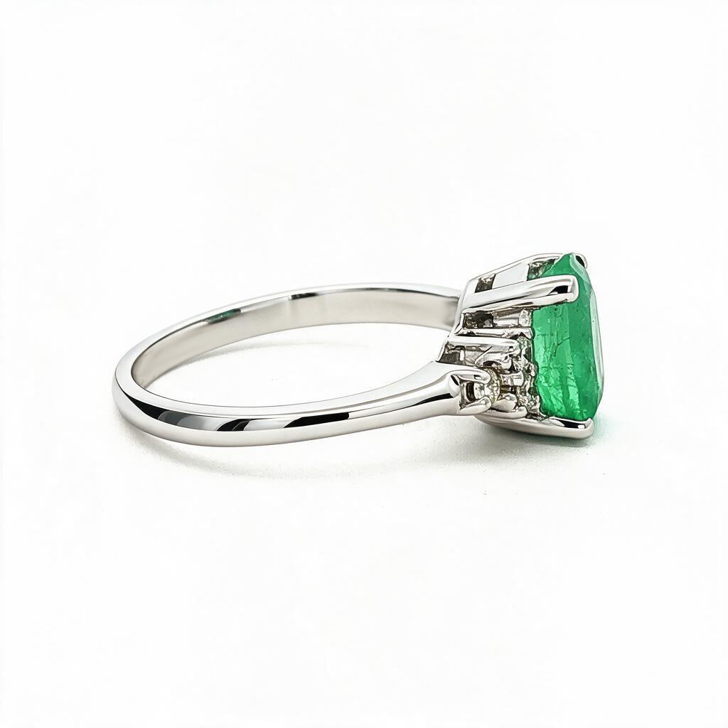 Anillo con esmeralda y diamantes laterales