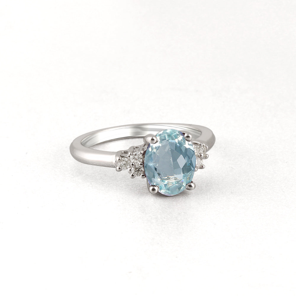 Anillo con aguamarina y diamantes laterales