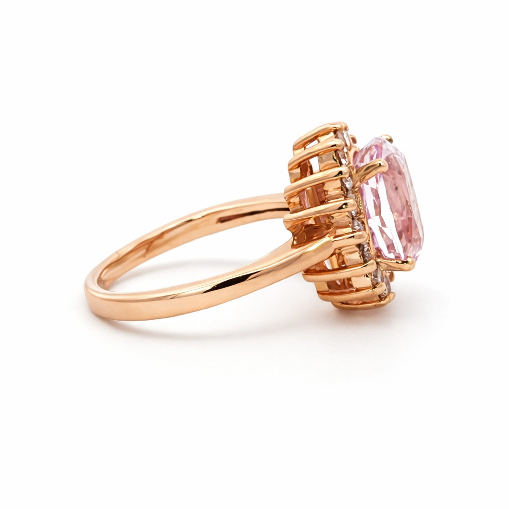 Anillo con kunzita y diamantes laterales en oro rosa de 14k