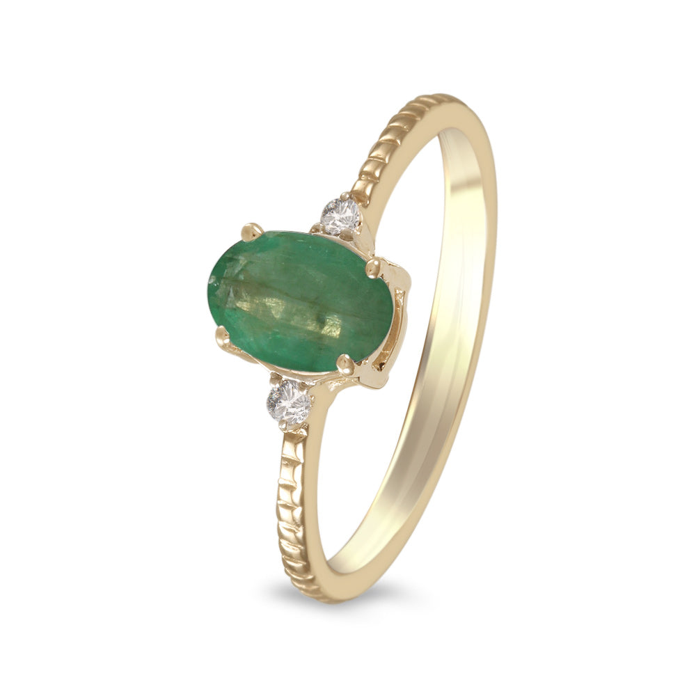 Anillo con esmeralda y diamantes laterales (Mayo)