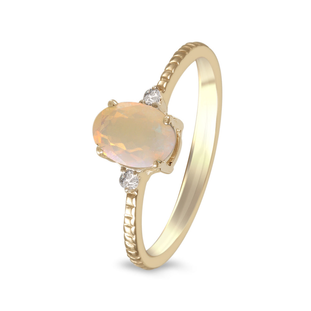 Anillo con ópalo y diamantes laterales (Octubre)