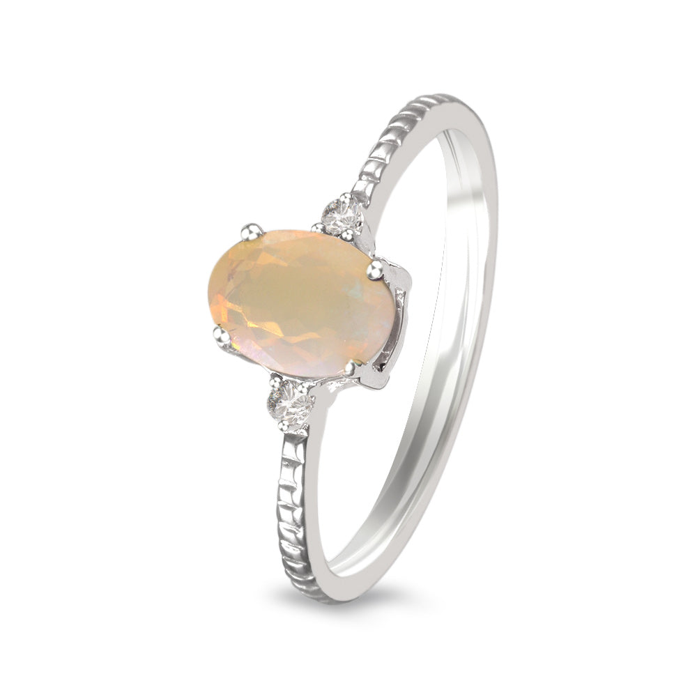Anillo con ópalo y diamantes laterales (Octubre)