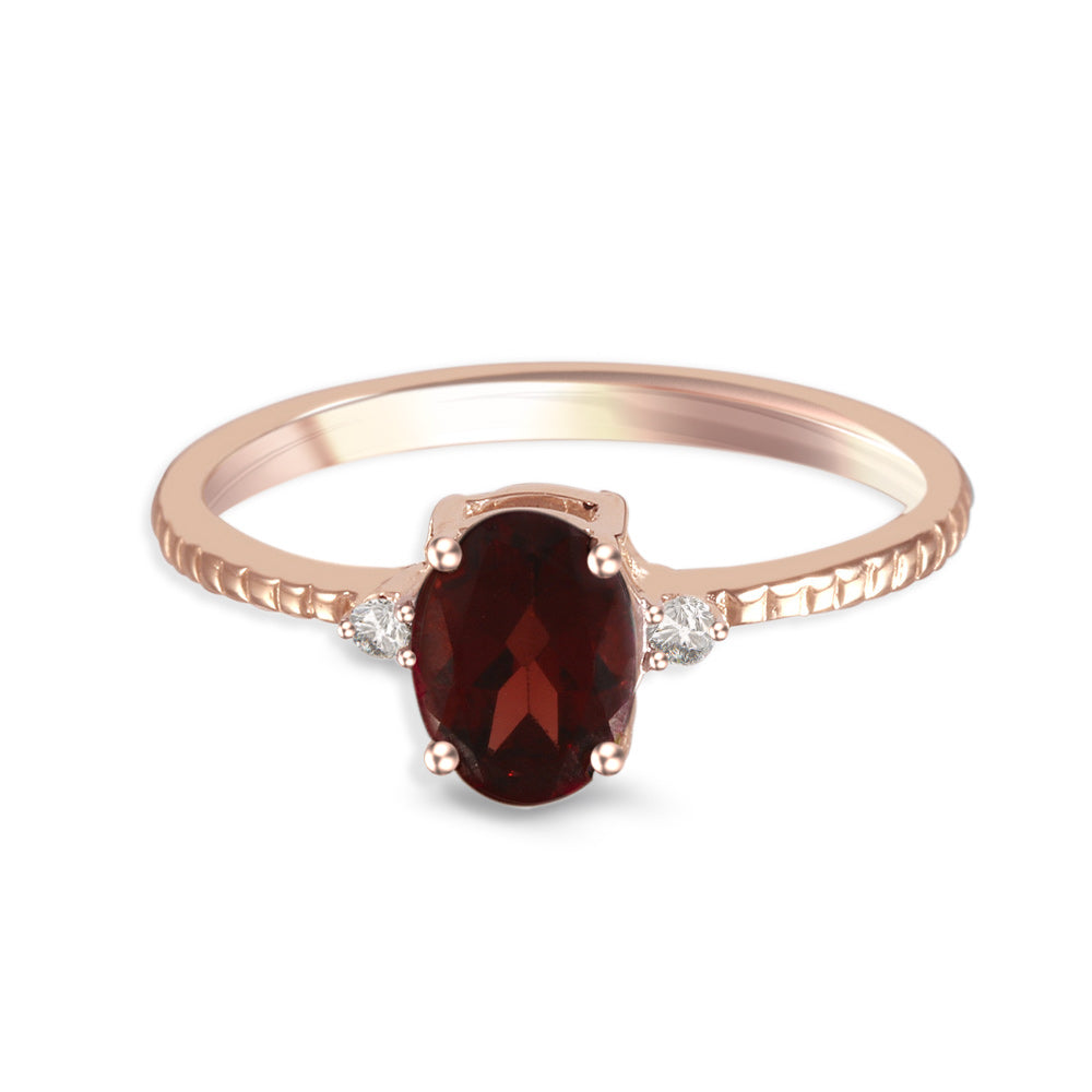 Anillo con granate y diamantes laterales en oro rosa