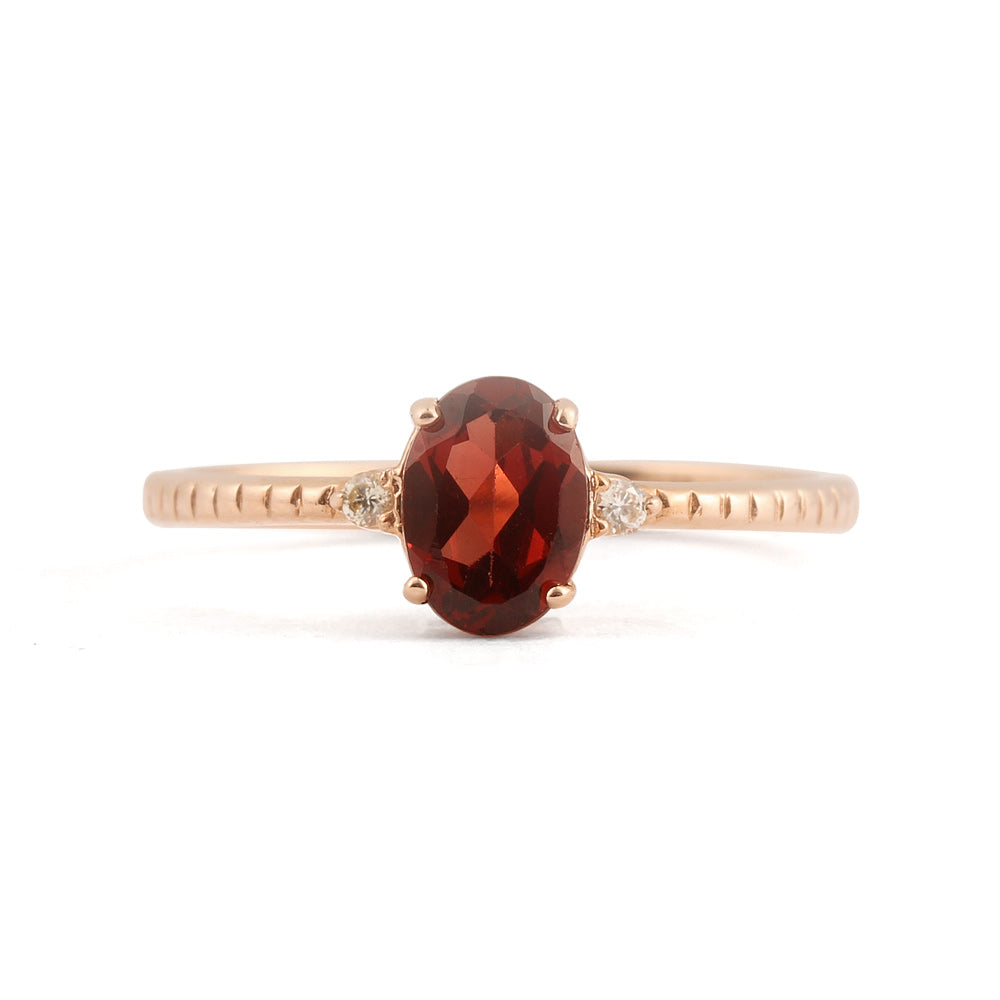 Anillo con granate y diamantes laterales en oro rosa