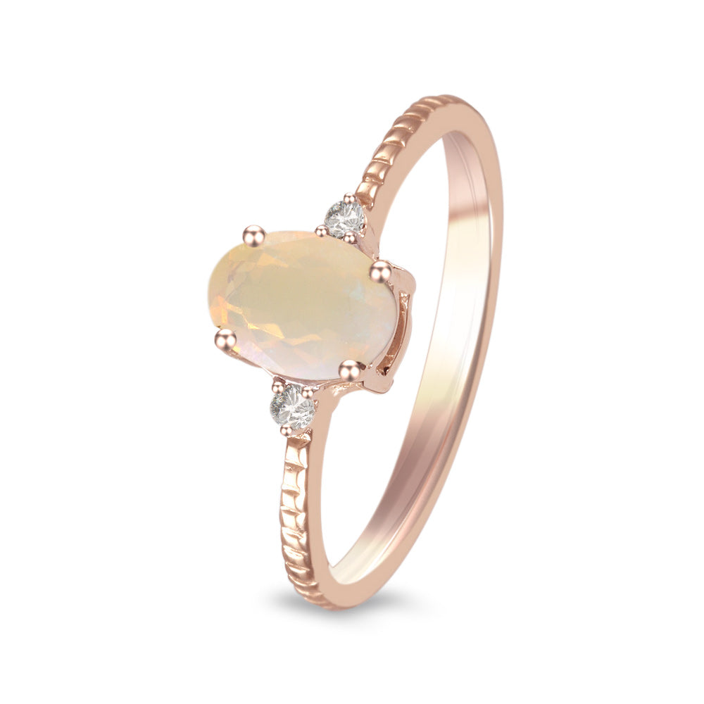 Anillo con ópalo y diamantes laterales (Octubre)