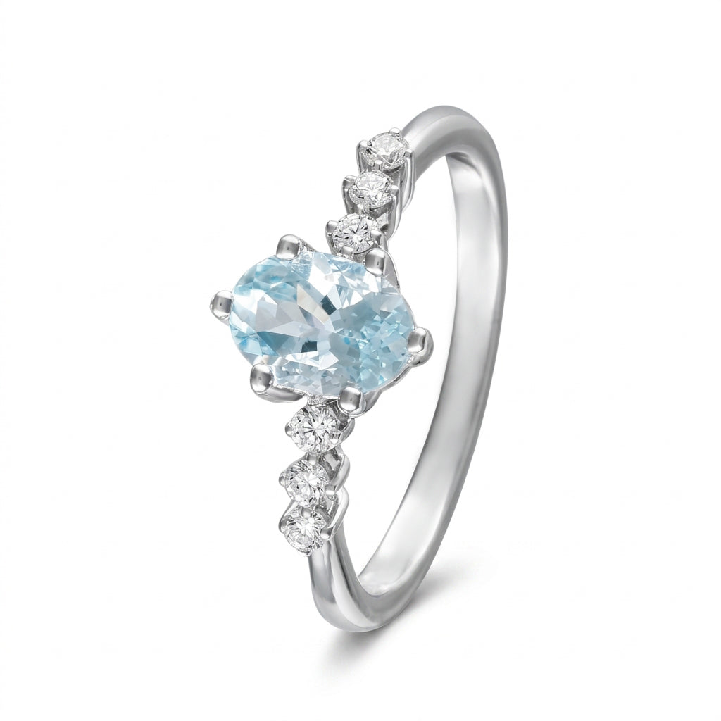Anillo de oro blanco con Aguamarina y diamantes laterales