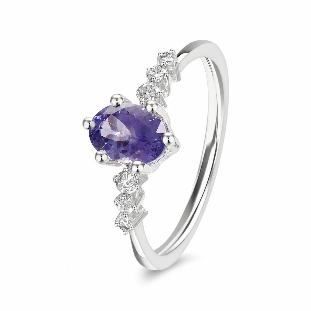 Anillo de oro blanco con tanzanita y diamantes laterales