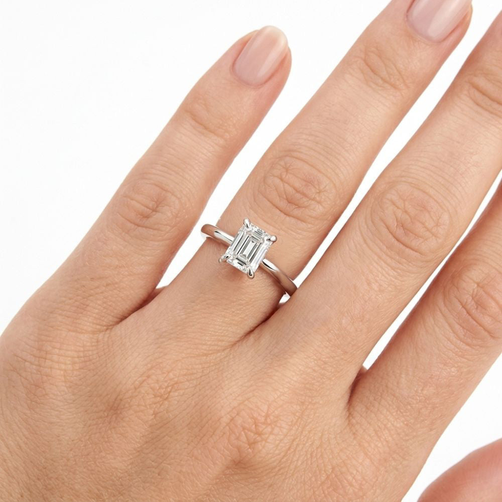 Anillo de compromiso solitario con diamante lab-grown 1 ct corte esmeralda