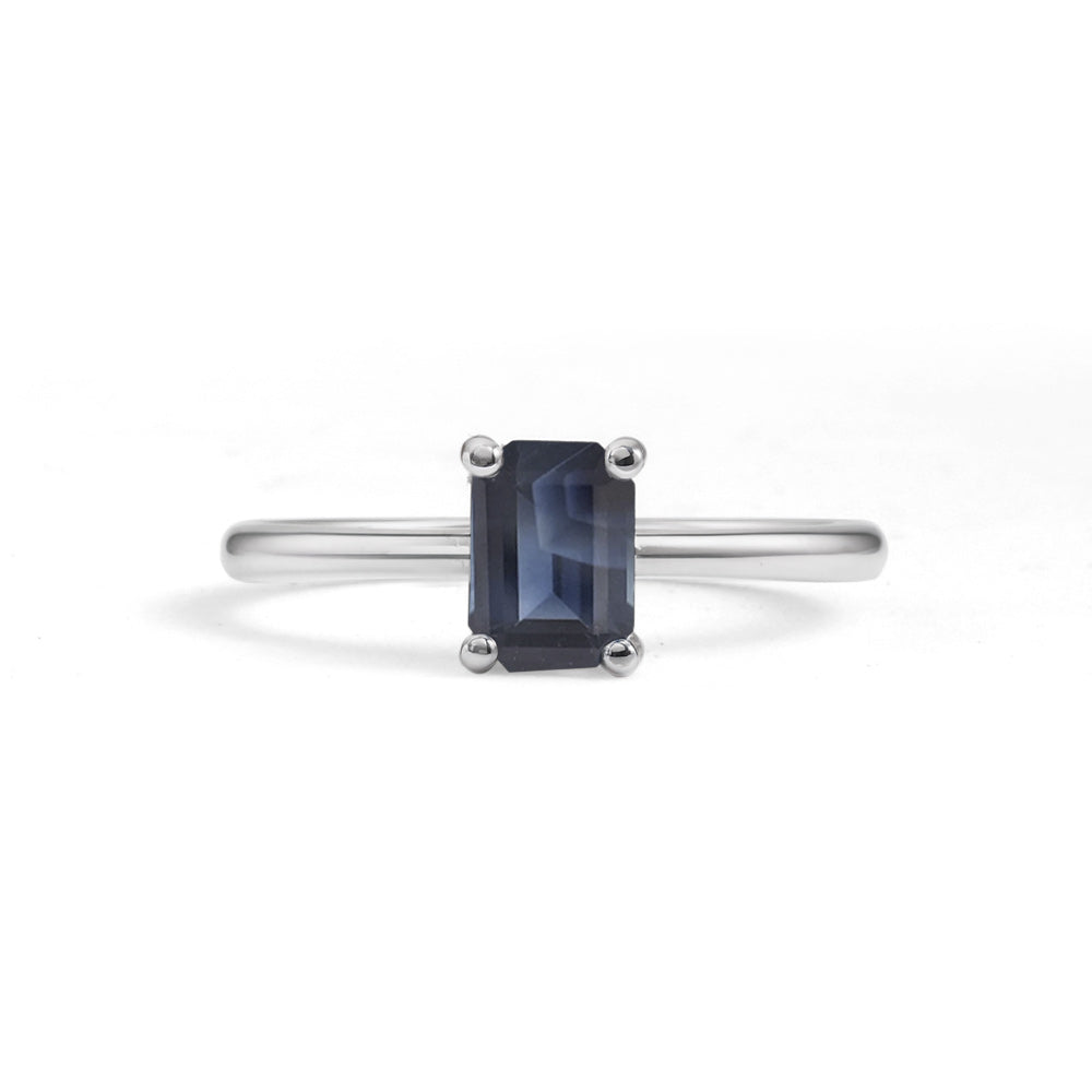 Anillo solitario estilo clásico con zafiro