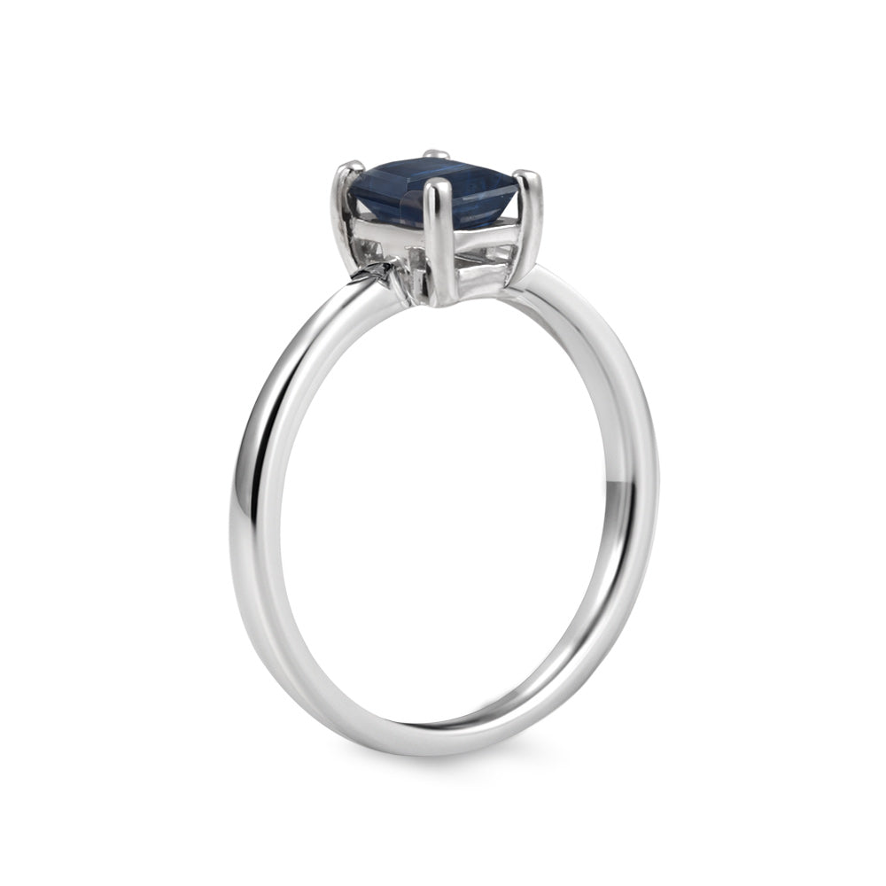Anillo solitario estilo clásico con zafiro